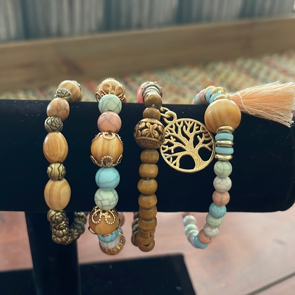 $10 PASTEL BEADED TREE OF LIFE BRACELET.      NWOT